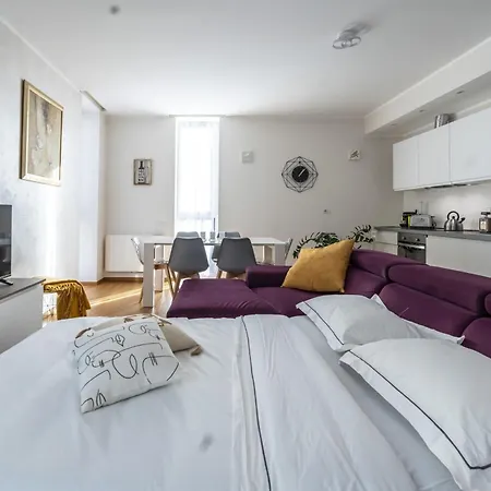 아파트 5 Min Walk From Subway Elegant & Modern *