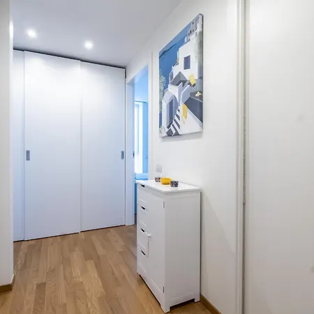 5 Min Walk From Subway Elegant & Modern Apartment
