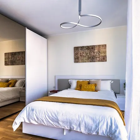 Apartment 5 Min Walk From Subway Elegant & Modern *