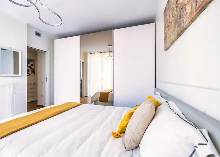 5 Min Walk From Subway Elegant & Modern Milán