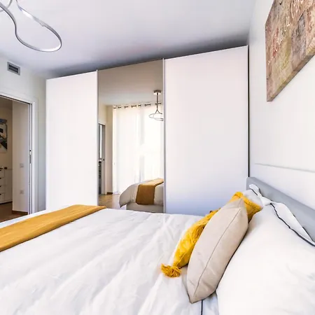 5 Min Walk From Subway Elegant & Modern Milaan